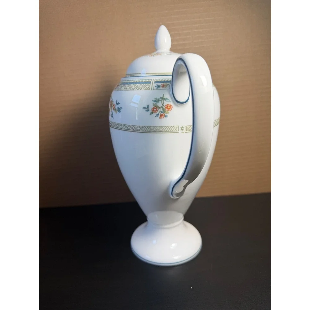 Wedgwood Hampshire R4668 Bone China Coffee Pot with Lid Made in England Floral